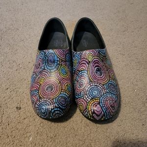 Size 11W Women's multicolored croc clogs